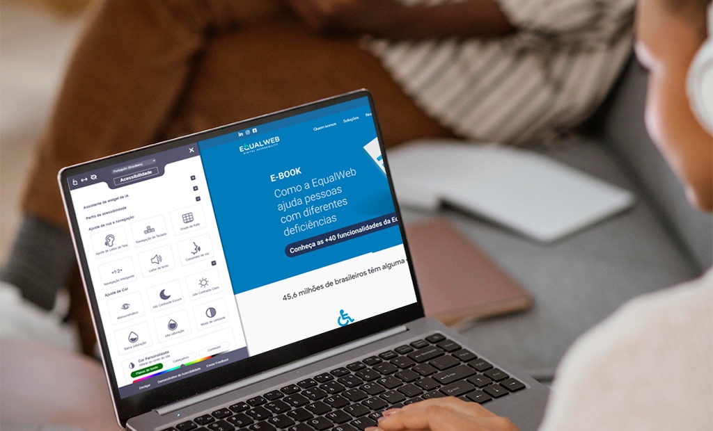 Inclusão Digital. Laptop aberto no site da Equalweb Brasil. 