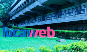 Imagem do Letreiro da locaweb no gramado do evento