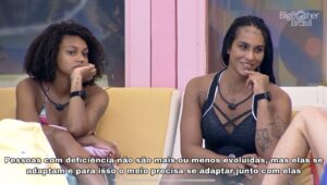 Momento da conversa entre Lina e Jessi, com a frase: Pessoas com deficiência não são mais ou menos evoluídas, mas elas se adaptam e para isso o meio precisa se adaptar junto com elas 