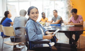 Imagem de pessoas com deficiência sendo ajudada pela tecnologia assistiva