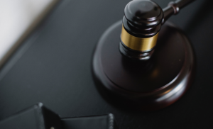 Acessibilidade digital. Foto ilustrando o martelo da Justiça.