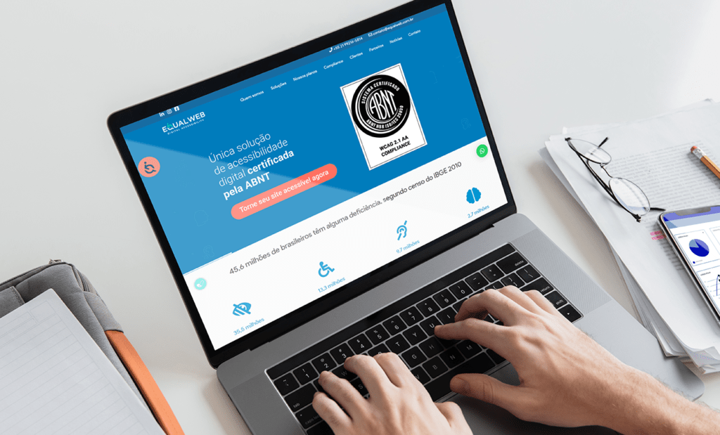 internet. Imagem de uma pessoa acessando o site da Equalweb.