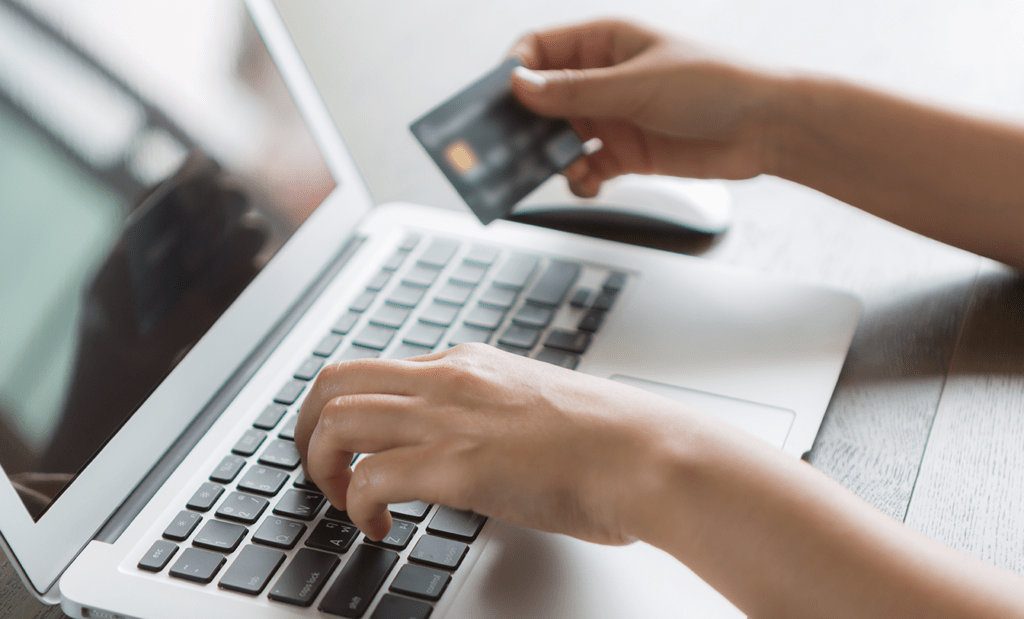 black friday. Imagem da mão de uma pessoa branca, aparentemente mulher, fazendo uma compra online.
