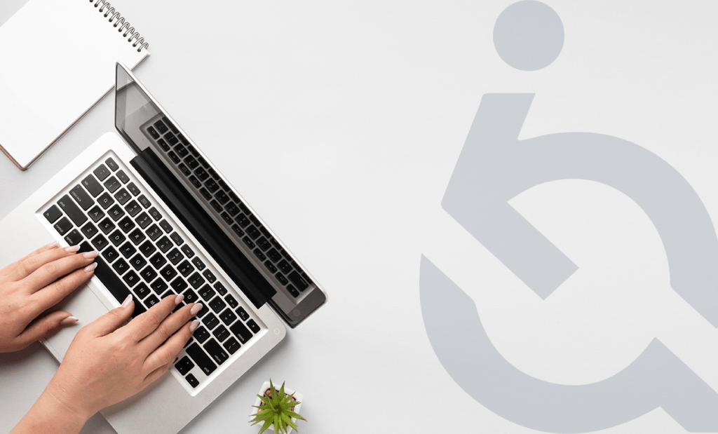 WCAG. Temos um fundo cinza claro com uma mão mexendo no notebook do lado esquerdo da imagem e do lado direito, temos o logo da EqualWeb