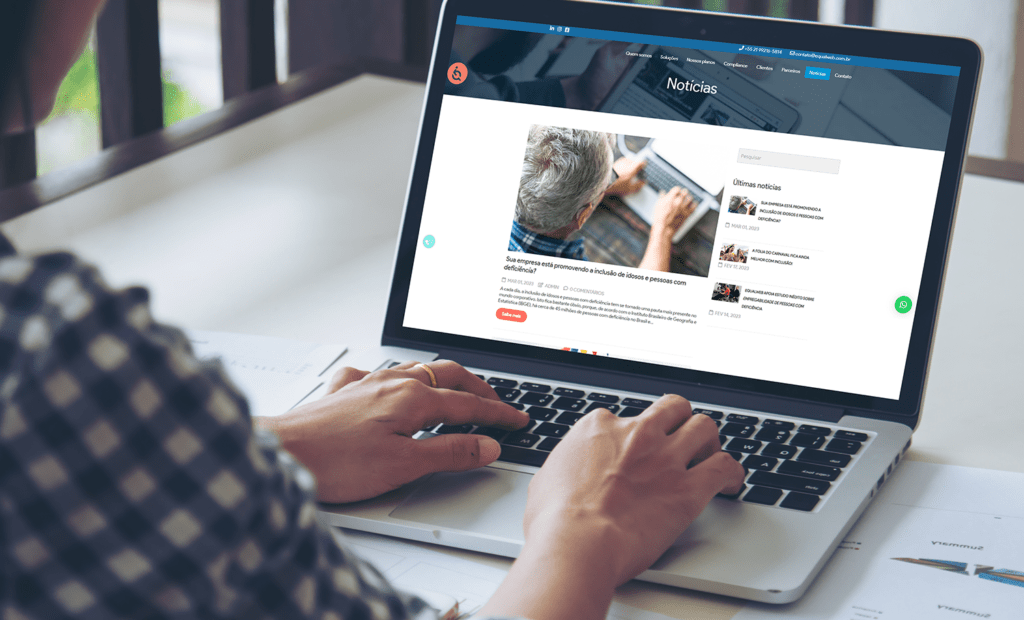 DEI. Imagem de uma pessoa mexendo no notebook e com o site da EqualWeb aberto na página de notícias.