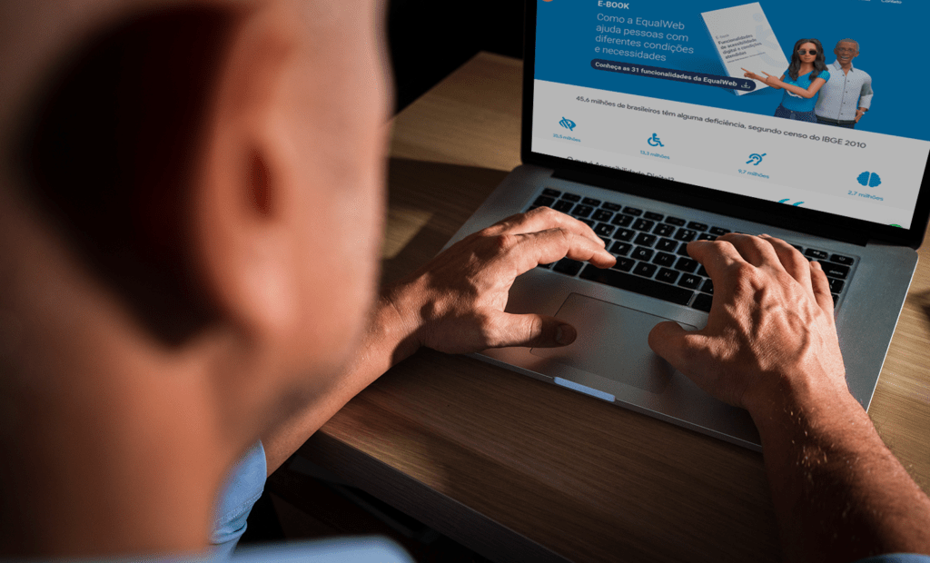 entretenimento. Imagem de um homem mexendo no notebook com a página incial do site da equalweb aberto.