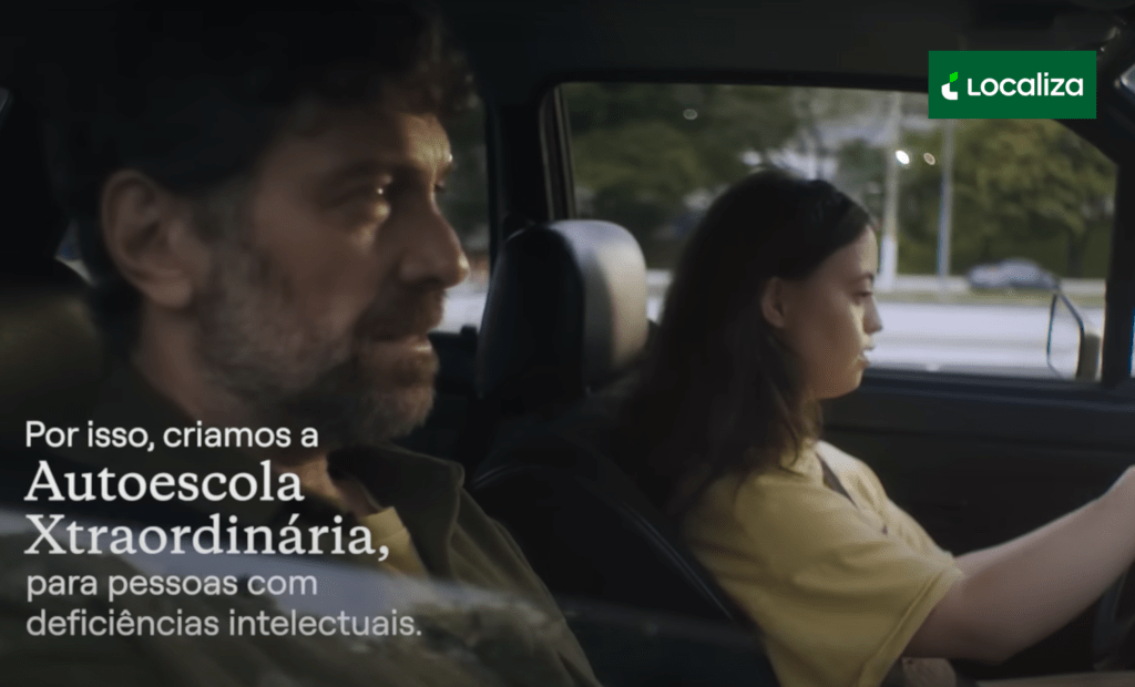 Campanhas. Imagem de um frame da campanha publicitária da localiza com a seguinte frase: Por isso, criamos a Autoescola Xtraordinaria, para pessoas com deficiências intelectuais.