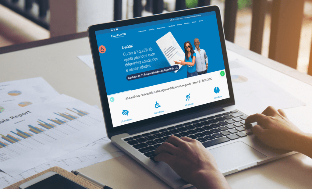 Campanhas. Imagem de uma mesa de escritório com um notebook aberto na página inicial do site da EqualWeb.
