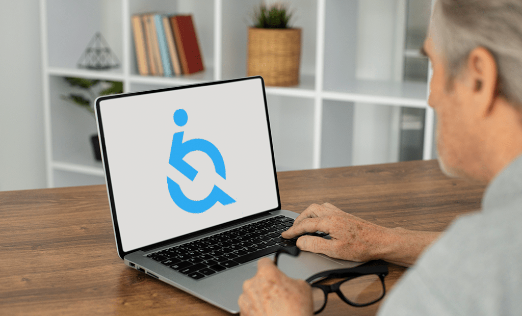 Reserva. Imagem de um senhor de idade de cabelos brancos mexendo no computador.