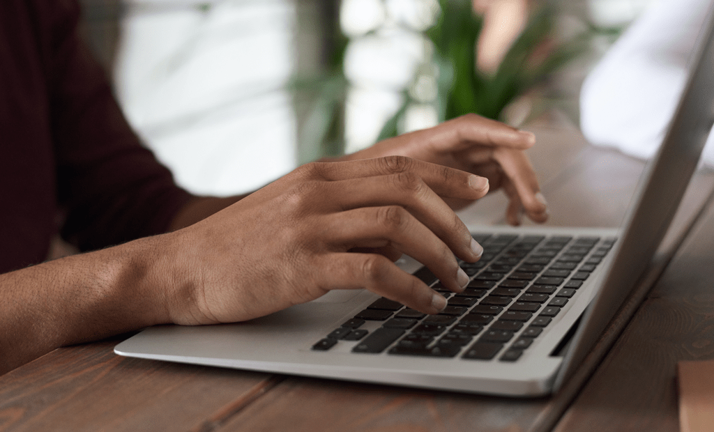Empresa. Imagem de uma mão masculina mexendo em um notebook