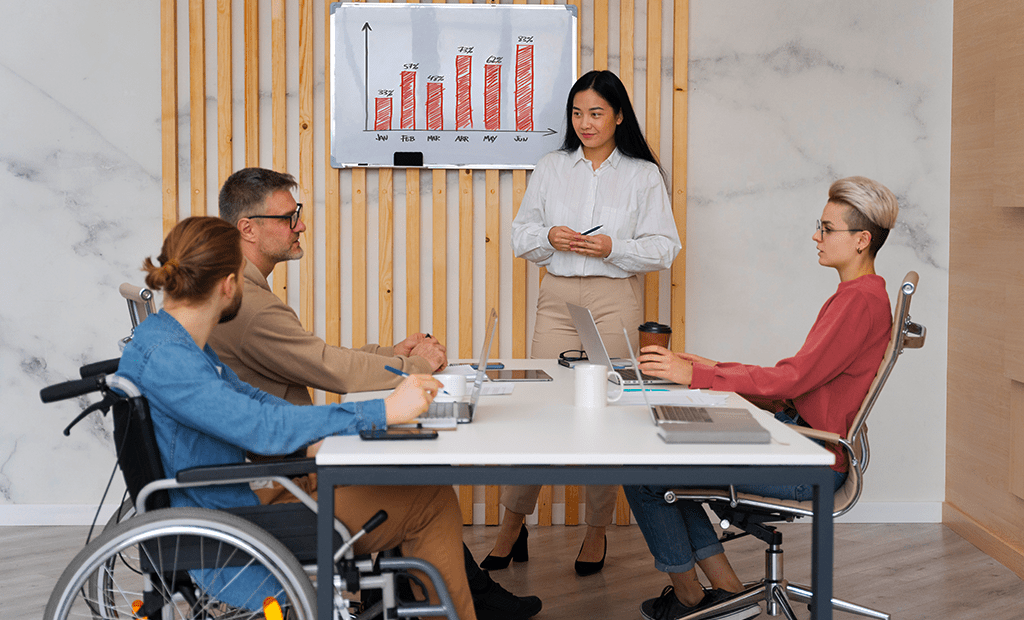 Design acessível. Grupo de pessoas em uma sala de reunião debatendo sobre alguma coisa.