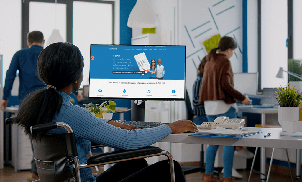 Busca. Imagem de uma menina negra, cadeirante, vestindo um casaco azul e de cabelos presento, sentada em frente a uma mesa de computador, olhando para o site da EqualWeb.