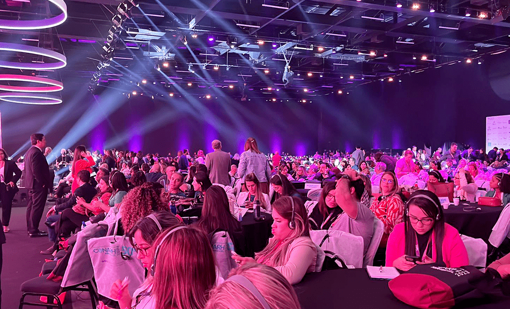 Conarh. Imagem do auditório do evento cheio. 