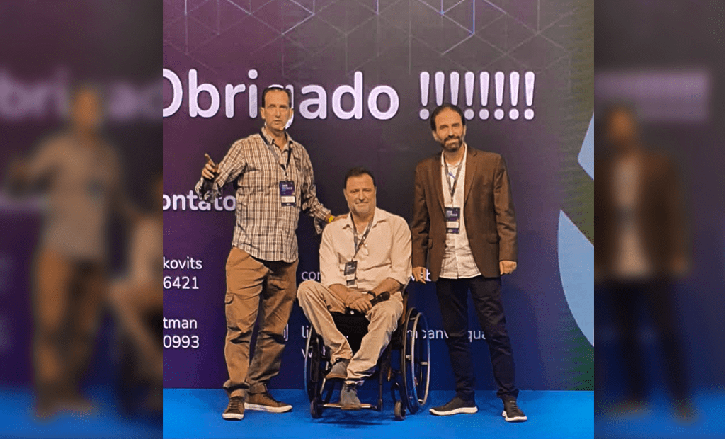 Acessibilidade Digital. Imagem do final da palestra com os integrantes da EqualWeb Ricardo Hechtman, Marcelo Herskovits e Fábio Uzunof