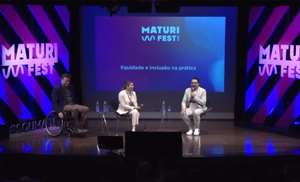 Diversidade. Imagem do palco do maturifest com a palestra sobre Equidade e inclusão na prática.