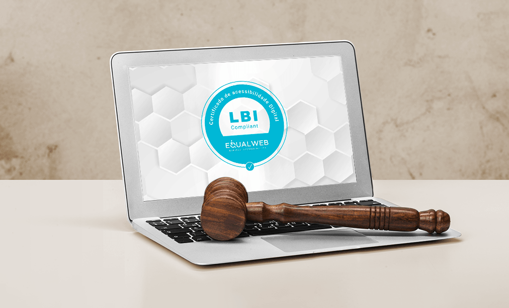 acessibilidade digital. Imagem de um computador em cima de uma mesa com a tela aberta e o certificado da LBI. 