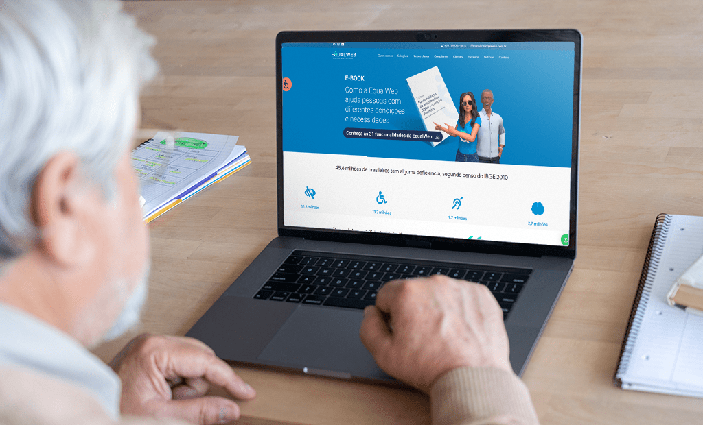 Acessibilidade. Imagem de uma pessoa idosa do sexo masculino usando um notebook e com o site da equalweb aberto.