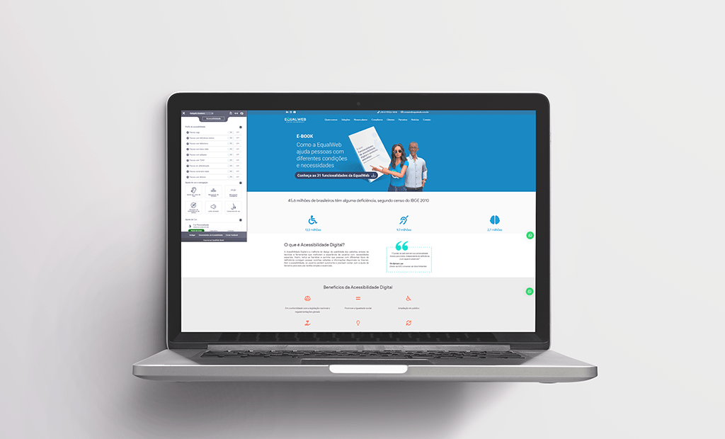 Notebook com a tela aberta e o site da EqualWeb aparecendo na tela