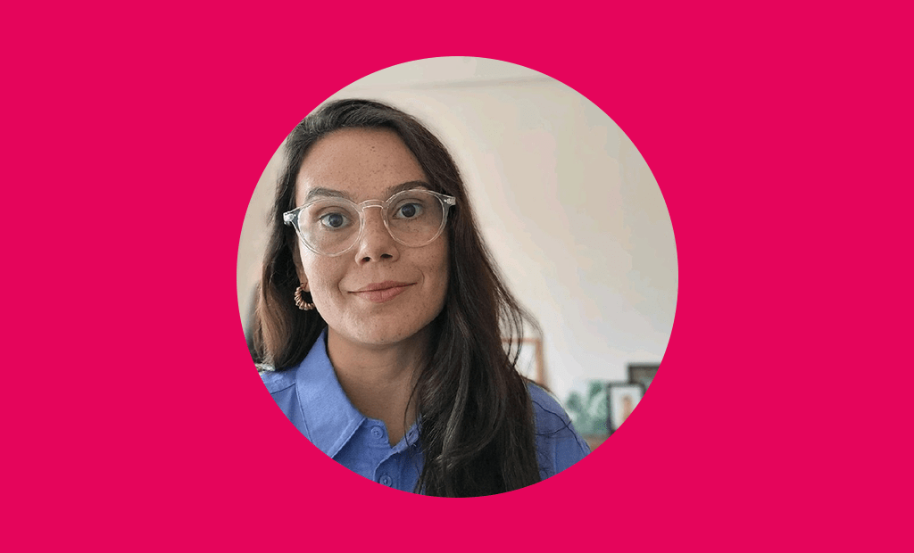 Afya. Imagem de Marina Resende, Diretora de Ensido da Afya. Ela é uma mulher branca de cabelos longos e usa óculos. 