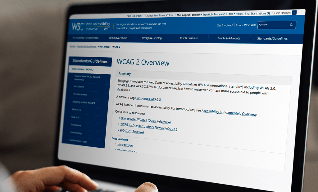 NBR-17225. Pessoa usando um notebook acessando a página “WCAG 2 Overview” no site da W3C Web Accessibility Initiative.