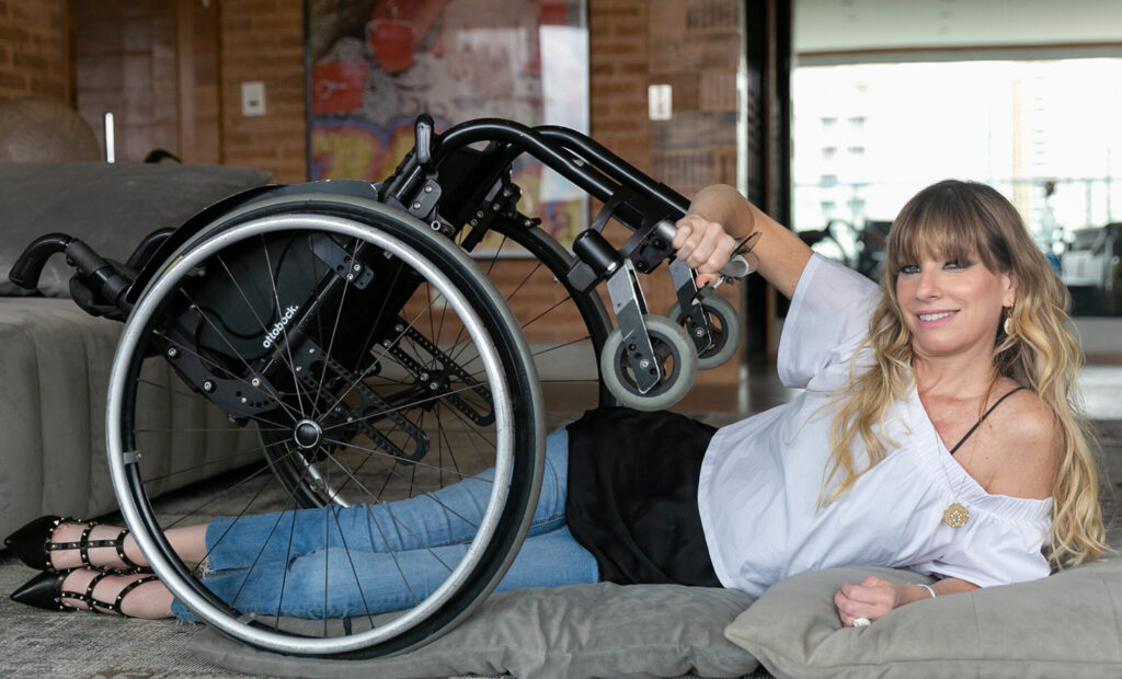 Andrea Schwarz posando para a foto com sua cadeira de rodas