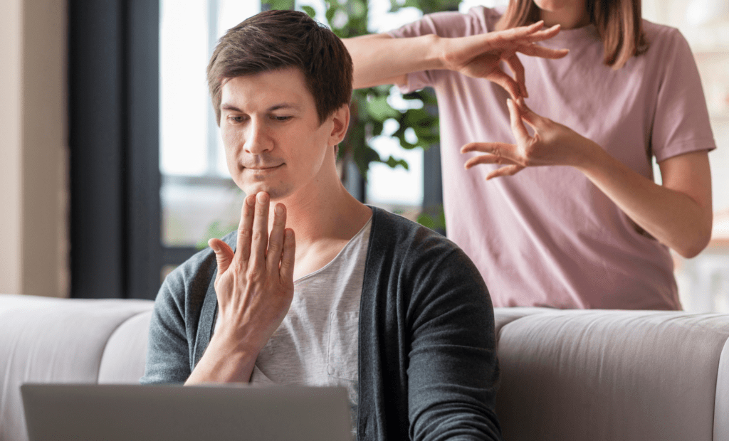 acessibilidade digital para pessoas surdas fazendo gestos com as mãos para uma tela de computador se comunicando