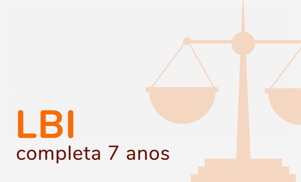 LBI. Imagem com fundo branco e um pêndulo da justiça de um lado na cor laranja claro do outro lado a seguinte frase: LBI completa 7 anos