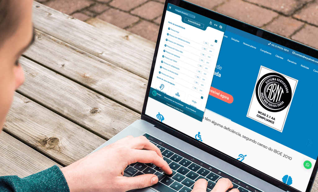 Atualização. Rapaz brando com o notebook sobre a mesa e a página da EqualWeb aberta.