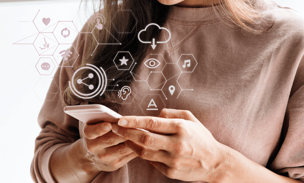 WCAG. Pessoa mexendo no celular com vários símbolos relacionados à Web saindo do aparelho.