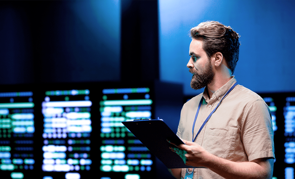 Tendências. Imagem de um menino branco de cabelos claros, segurando uma prancheta. Ao fundo temos a imagem de uma maquina com luzes ligadas.