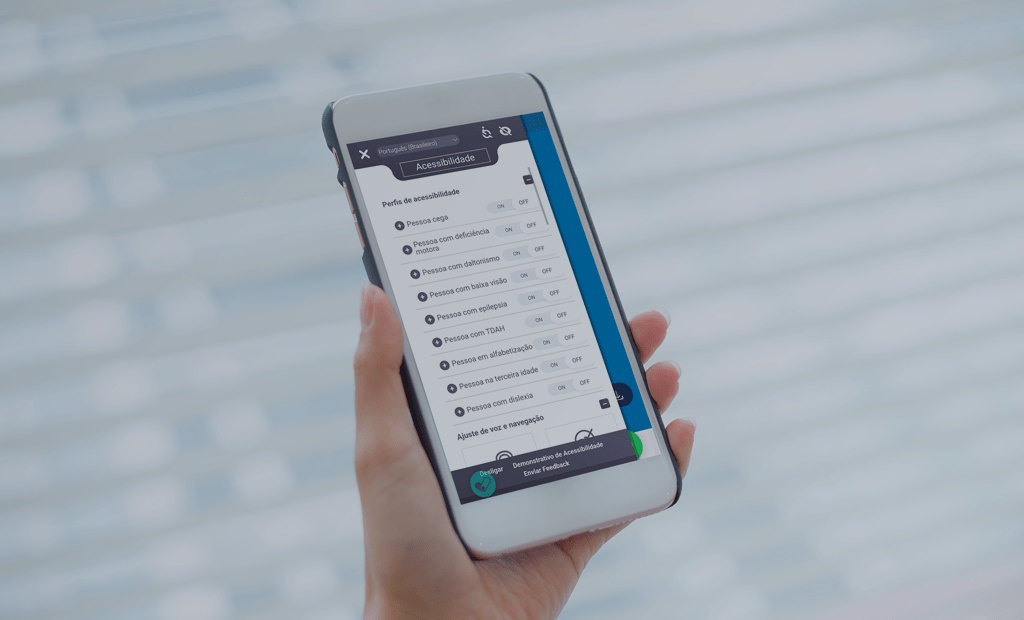 Tecnologia. Imagem da mão de uma pessoa branca segurando um celular. O Celular está aberto no site da equalweb mostrando as funcionalidades da ferramenta.