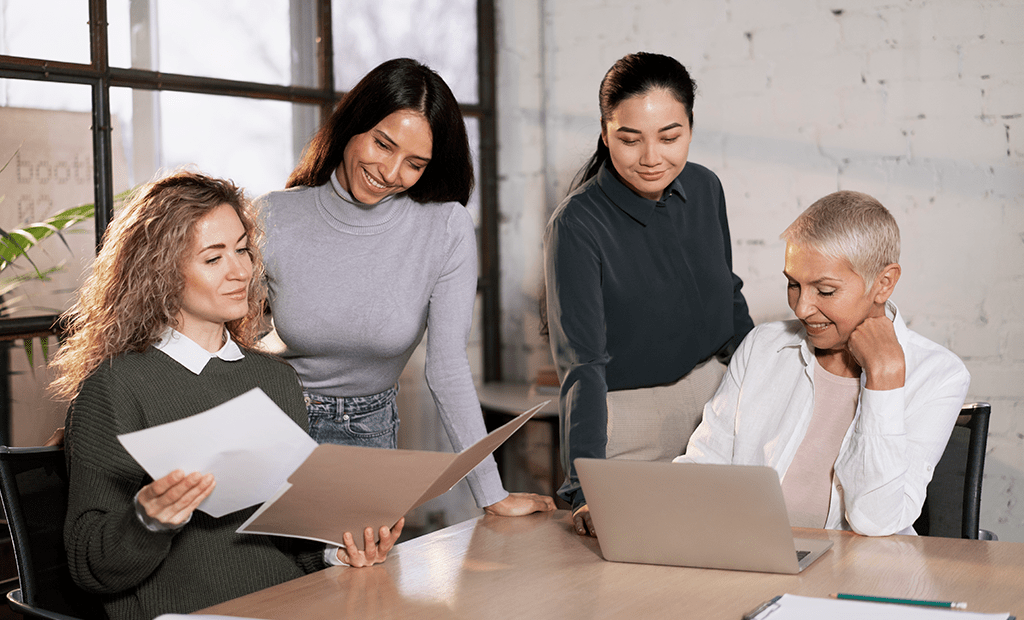 Mulher. Imagem de um grupo de mulheres em uma sala de reunião.