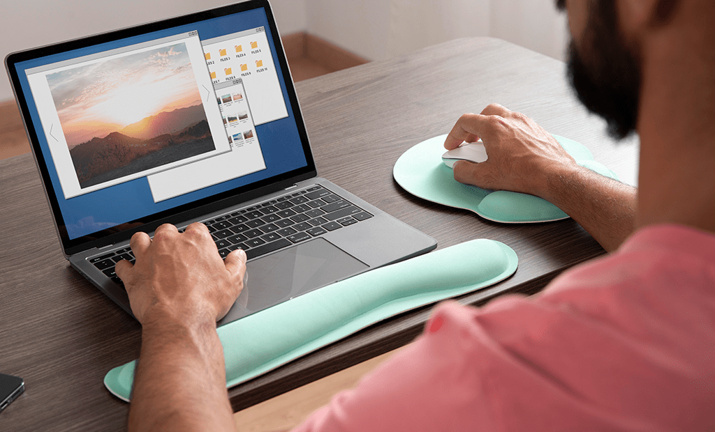 Descrições. Imagens de um homem mexendo em um notebook.
