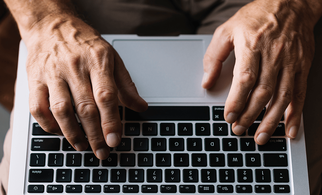 Leis. Imagem de uma mão masculina digitando em um notebook.