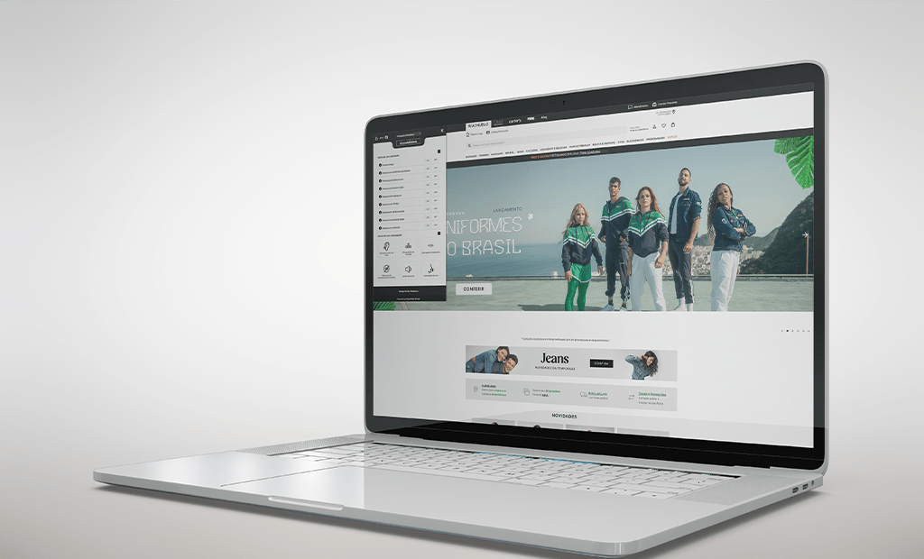 Riachuelo. Imagem de um notebook com o site da Riachuelo aberto e a ferramenta da EqualWeb.